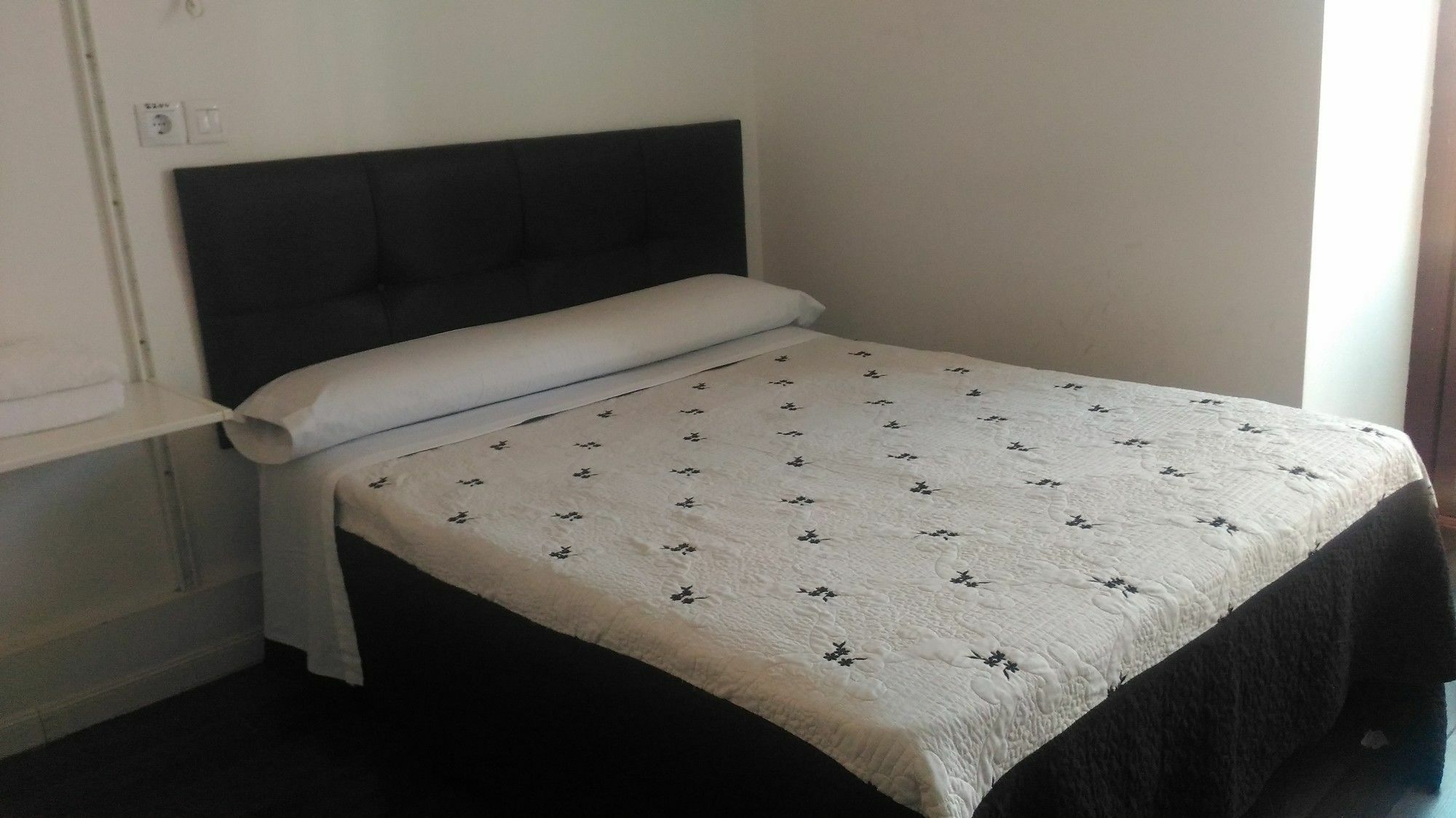 Hostal Alaska Madrid Ngoại thất bức ảnh