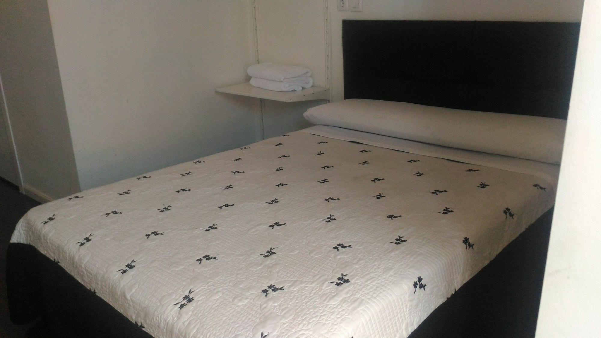 Hostal Alaska Madrid Ngoại thất bức ảnh