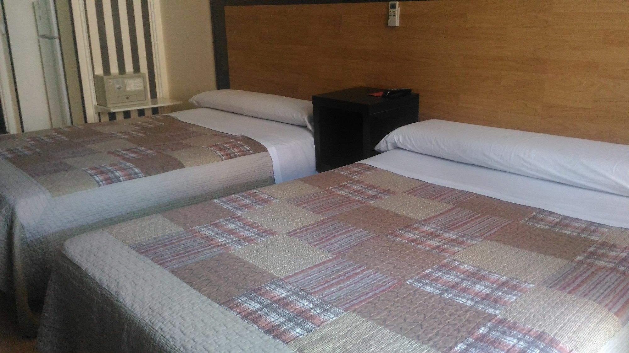 Hostal Alaska Madrid Ngoại thất bức ảnh