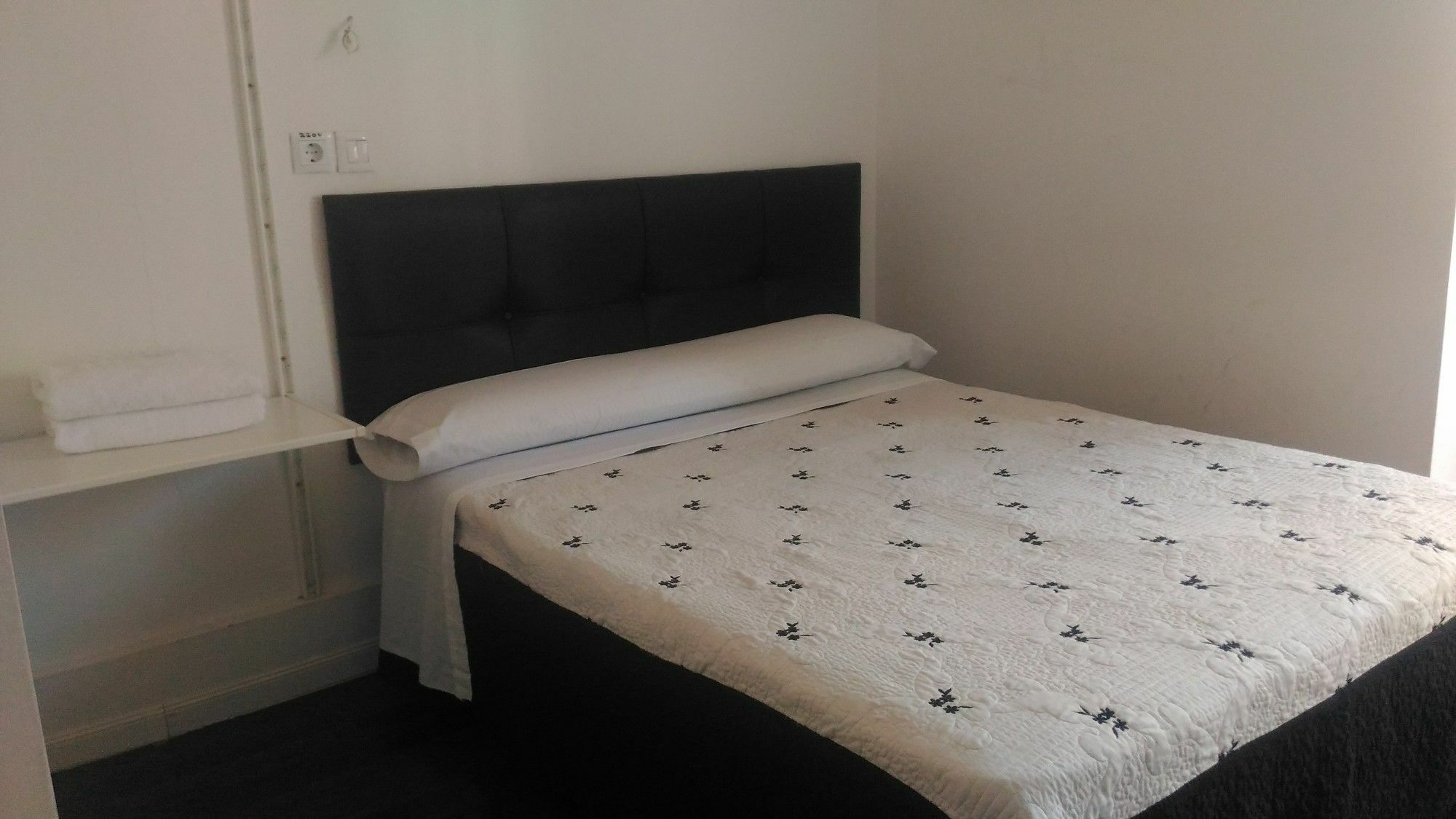 Hostal Alaska Madrid Ngoại thất bức ảnh